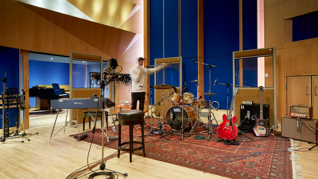 Les studios d'enregistrement Abbey Road à Londres, leur intérieur chaleureux, bois tapis