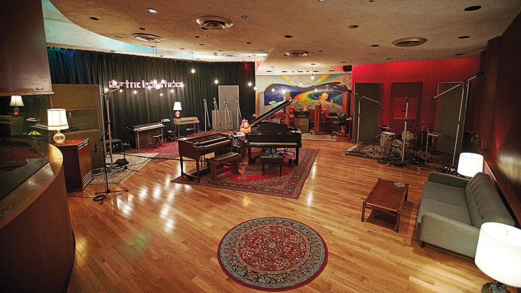 Les studios d'enregistrement Electric Lady à NYC, leur intérieur chaleureux, bois et tapis