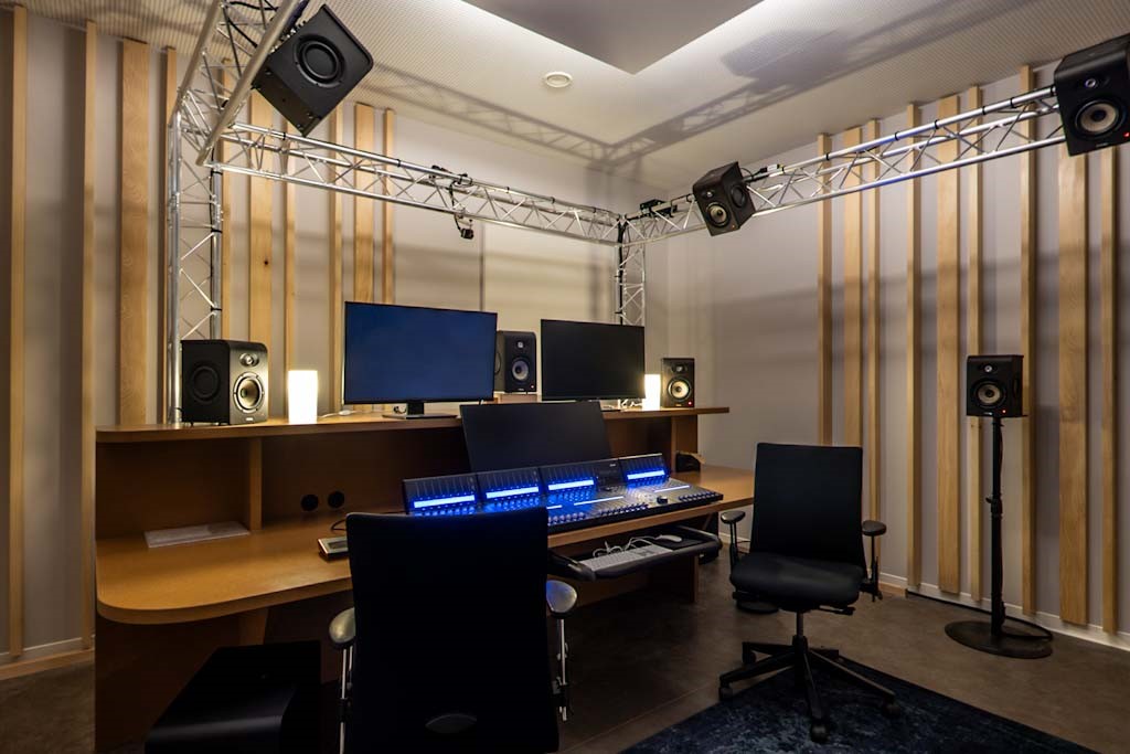 Studio 3 à Numérica Montbéliard, une régie avec un producer desk sur mesure, des diffuseurs acoustiques, des écrans et enceintes